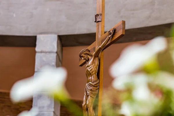 Crucifix Bois Derrière Bouquet Callas Blanc Église — Photo
