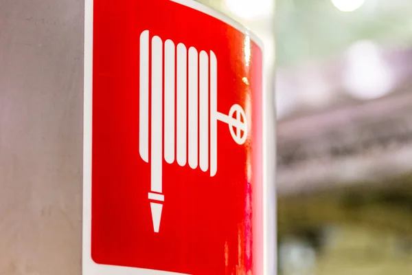 Czerwona Sygnalizacja Sygnalizowania Hydrantu Pożarowego Nawijarki Węża Okrągłym Panelu Stalowym — Zdjęcie stockowe