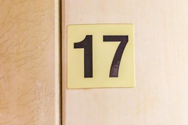 beyaz duvarda bir tabela üzerinde 17 numara