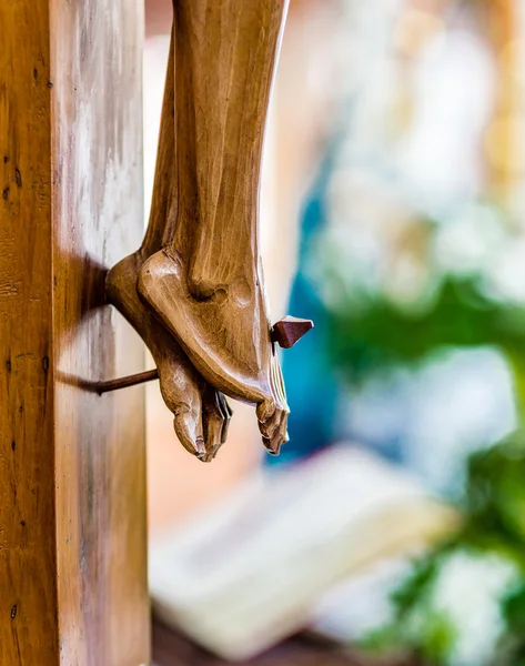 Přišroubované Nohy Detail Dřevěné Sochy Ukřižovaného Ježíše Krista — Stock fotografie