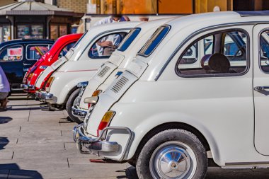Parlak renklerde Vintage Araba, İtalyan araba sırayla park