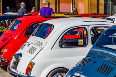 Parlak renklerde Vintage Araba, İtalyan araba sırayla park
