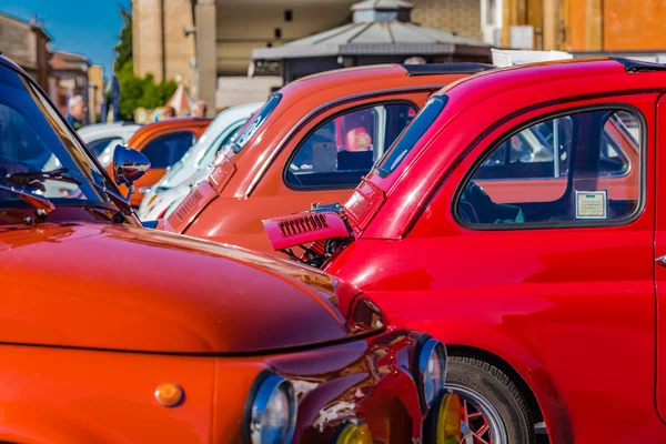 Carro Vintage Com Cores Brilhantes Carros Italianos Estacionados Fileiras — Fotografia de Stock