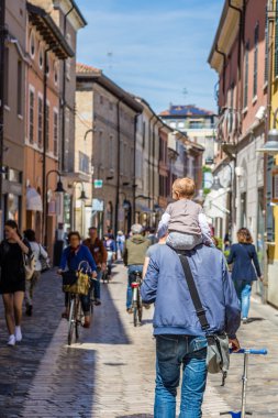 Bir İtalyan şehrinin tarihi merkezinde yürüyen babanın omuzlarında küçük bebek atamı