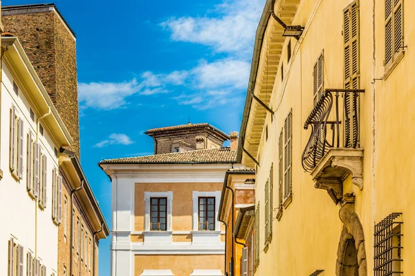 Edificios Antiguos Del Centro Histórico Una Ciudad Romaña Día Soleado — Foto de Stock