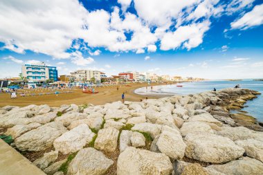 Plajlar, deniz, şemsiyeler ve oteller ile Romagna, İtalya'daki Adriyatik Rivierası Panoraması