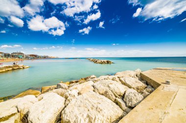 Plajlar, deniz, şemsiyeler ve oteller ile Romagna, İtalya'daki Adriyatik Rivierası Panoraması
