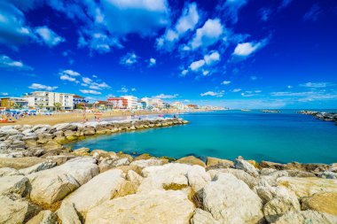 Plajlar, deniz, şemsiyeler ve oteller ile Romagna, İtalya'daki Adriyatik Rivierası Panoraması