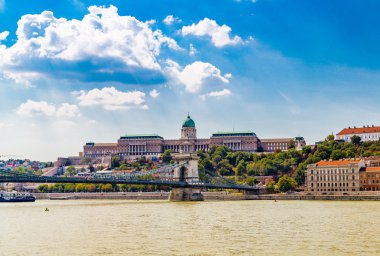 Budapeşte Kraliyet Kalesi altında Zincir Köprü