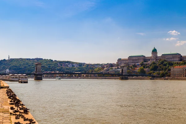 多瑙河景观 包括皇家城堡下的链桥 城堡的自由纪念碑和布达佩斯银行纪念馆的鞋 — 图库照片