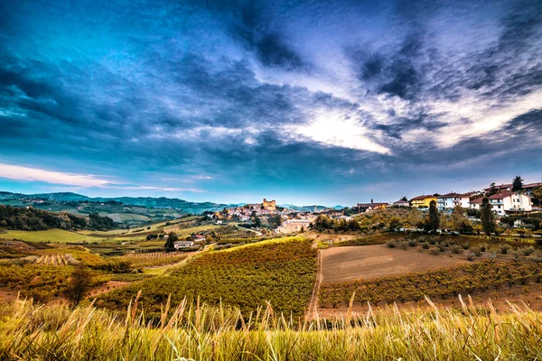 İtalya'da 1200 Ad kadar uzanan bir ortaçağ kalesi etrafında kırsal gün batımı