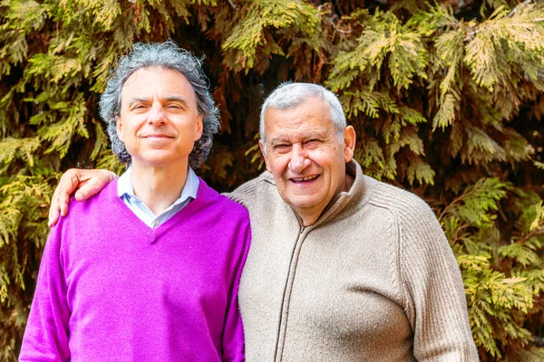 Pai Filho Homem Idoso Homem Meia Idade Juntos Jardim Mãos — Fotografia de Stock