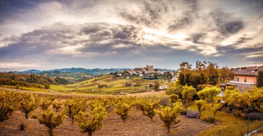 Malatestian Kalesi, Ortaçağ kalesi longiano, İtalya kadar uzanan ortaçağ kalesi hakim Emilia Romagna tepelerde ekili alanların panorama