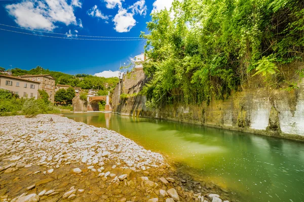 Aguas Del Río Que Corre Alrededor Pila Rocosa Bajo Puente —  Fotos de Stock