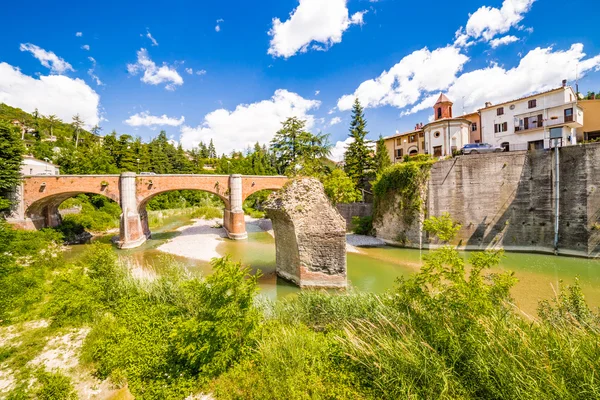 Aguas Del Río Que Corre Alrededor Pila Rocosa Bajo Puente — Foto de Stock