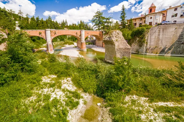 Wasser Des Flusses Der Felsen Und Unter Einer Brücke Aus — Stockfoto