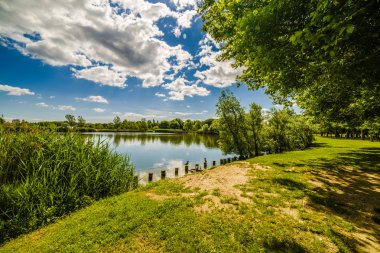 Romagna bir kasabanın kamu parkında küçük göl