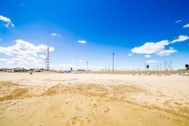 İtalya'da Adriyatik Sahili plajlarında binalar ve kum