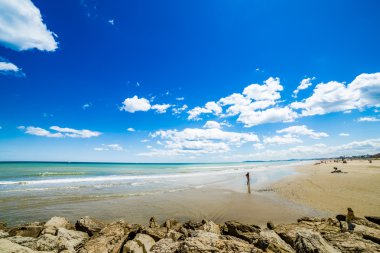 İtalya'da Adriyatik Sahili plajlarında deniz, kayalar ve kum