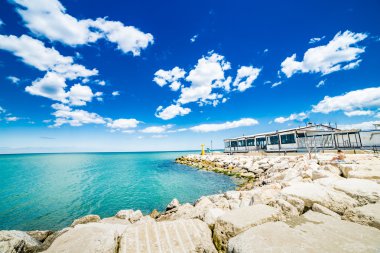 yeşil Adriyatik Denizi'nde dalgakıran