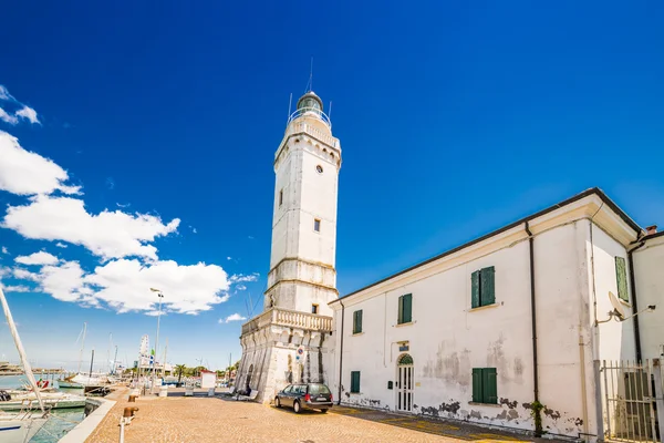 意大利里米尼的18世纪灯塔的风景秀丽 俯瞰运河港口 古老和现代建筑 游艇和其他船只 — 图库照片