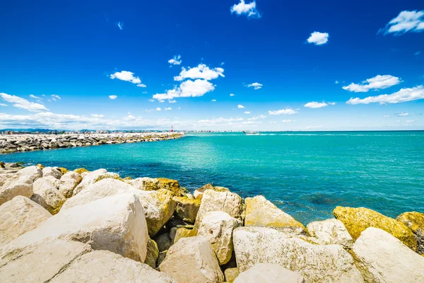 Golfbreker Adriatische Zee Voor Kust Met Oude Moderne Gebouwen — Stockfoto