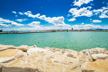 antik ve modern binalar ile kıyıdan Adriyatik Denizi'nde dalgakıran