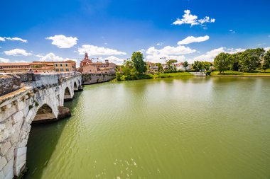 İtalya'nın en eski Roma Köprülerinden biri olan Rimini'deki Tiberius köprüsü