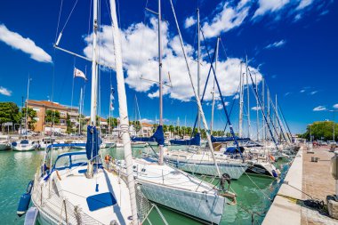 Antik ve modern binalar, gemiler, yatlar ve diğer tekneler Rimini, İtalya ile pier doğal bahar bakış