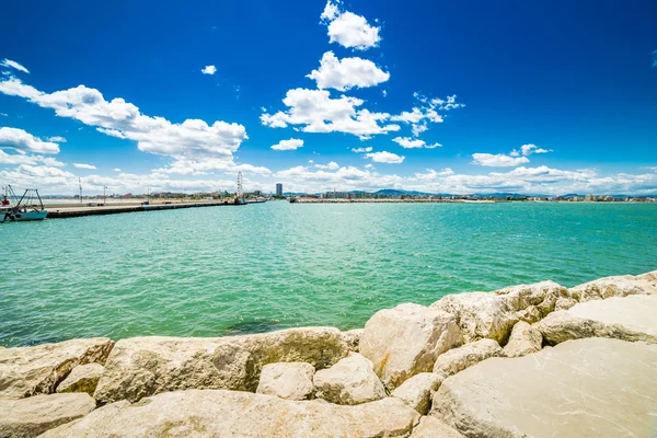 Golfbreker Adriatische Zee Voor Kust Met Oude Moderne Gebouwen — Stockfoto