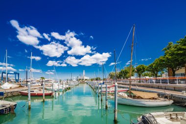Antik ve modern binalar, gemiler, yatlar ve diğer tekneler Rimini, İtalya ile pier doğal bahar bakış