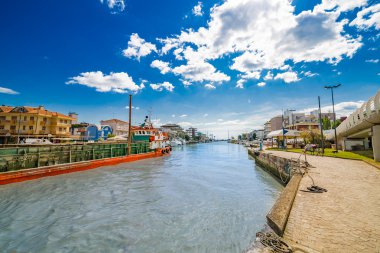 İtalya'da Emilia Romagna Adriyatik Rivierası üzerinde bir kasabanın liman kanalında demirlemiş balıkçı tekneleri