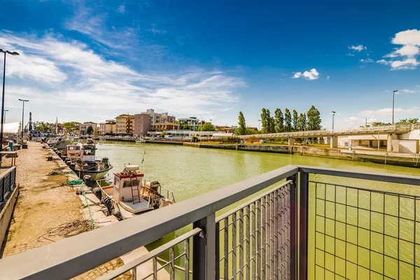 Vissersboten Afgemeerd Het Haven Kanaal Van Een Stad Aan Adriatische — Stockfoto