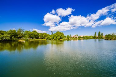 Romagna bir kasabanın kamu parkında küçük göl