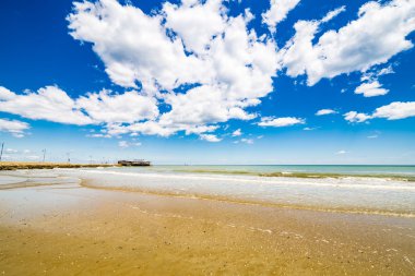 İtalya'da Adriyatik Sahili plajlarında deniz ve kum