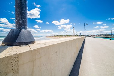 antik ve modern binalar ile kıyıdan Adriyatik Denizi'nde dalgakıran