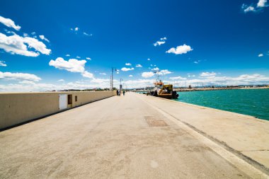 antik ve modern binalar ile kıyıdan Adriyatik Denizi'nde dalgakıran