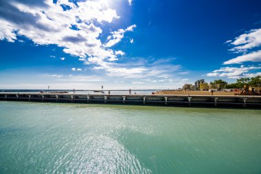 İtalya'da Adriyatik kıyısında deniz üzerinde liman kanalı üzerinde beton iskele
