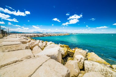 antik ve modern binalar ile kıyıdan Adriyatik Denizi'nde dalgakıran