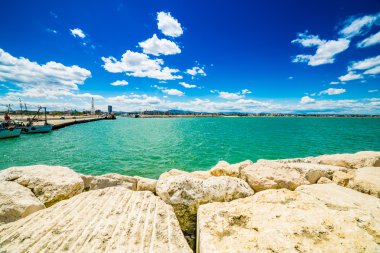 antik ve modern binalar ile kıyıdan Adriyatik Denizi'nde dalgakıran