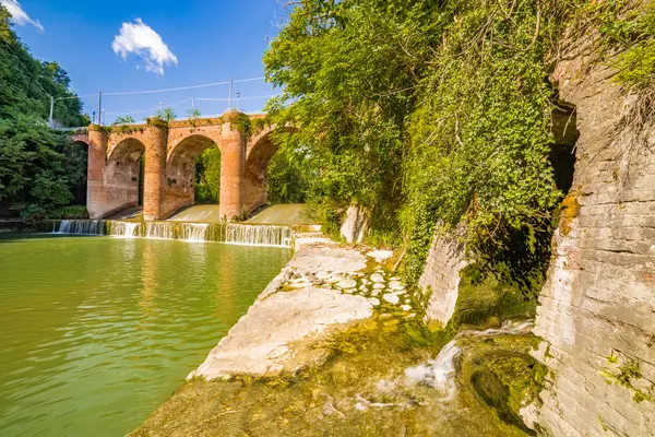 Brücke Aus Dem Vierzehnten Jahrhundert Mauerwerk Über Den Fluss Einem — Stockfoto