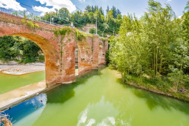 Romagna, İtalya'da tepelerde küçük bir köyde Nehir üzerinde duvar on dördüncü yüzyıl köprü