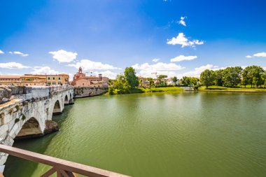 İtalya'nın en eski Roma Köprülerinden biri olan Rimini'deki Augustus köprüsü