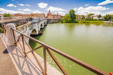 İtalya'nın en eski Roma Köprülerinden biri olan Rimini'deki Tiberius köprüsü