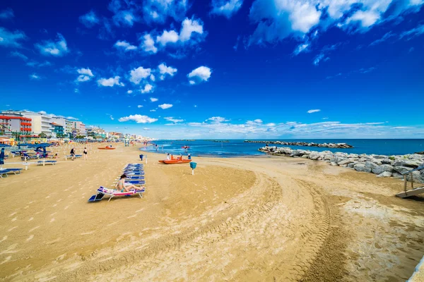 Plajlar, deniz, şemsiyeler ve oteller ile Romagna, İtalya'daki Adriyatik Rivierası Panoraması