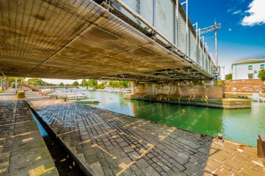 Rimini liman kanalı üzerinde demiryolu köprüsü, İtalya