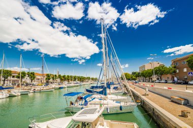 Antik ve modern binalar, gemiler, yatlar ve diğer tekneler Rimini, İtalya ile pier doğal bahar bakış