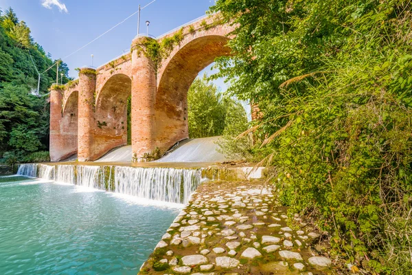 Frischwasser Des Flusses Läuft Unter Vierzehnten Jahrhundert Brücke Mauerwerk Einem — Stockfoto