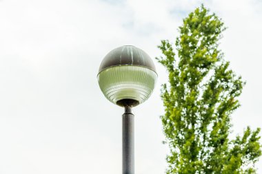 gökyüzü arka planda küresel baş lamba direği