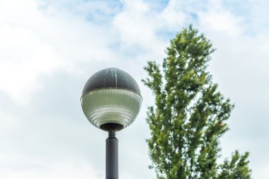gökyüzü arka planda küresel baş lamba direği